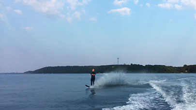Drohnenbild der Wasserflugstation in Flensburg mit Wasserfluzeug und den Booten aus dem Bootsverleih.