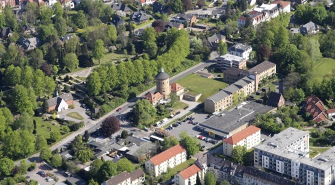 Drohnenbild der Wasserflugstation in Flensburg mit Wasserfluzeug und den Booten aus dem Bootsverleih.