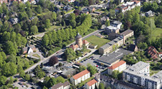 Drohnenbild der Wasserflugstation in Flensburg mit Wasserfluzeug und den Booten aus dem Bootsverleih.
