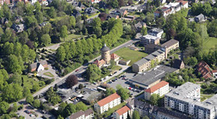 Drohnenbild der Wasserflugstation in Flensburg mit Wasserfluzeug und den Booten aus dem Bootsverleih.