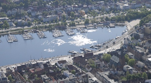 Drohnenbild der Wasserflugstation in Flensburg mit Wasserfluzeug und den Booten aus dem Bootsverleih.