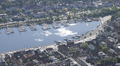 Drohnenbild der Wasserflugstation in Flensburg mit Wasserfluzeug und den Booten aus dem Bootsverleih.