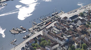 Drohnenbild der Wasserflugstation in Flensburg mit Wasserfluzeug und den Booten aus dem Bootsverleih.