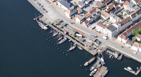 Drohnenbild der Wasserflugstation in Flensburg mit Wasserfluzeug und den Booten aus dem Bootsverleih.