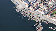 Drohnenbild der Wasserflugstation in Flensburg mit Wasserfluzeug und den Booten aus dem Bootsverleih.