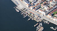 Drohnenbild der Wasserflugstation in Flensburg mit Wasserfluzeug und den Booten aus dem Bootsverleih.