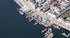 Drohnenbild der Wasserflugstation in Flensburg mit Wasserfluzeug und den Booten aus dem Bootsverleih.