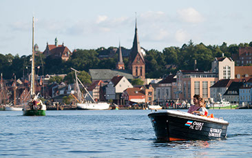 Drohnenbild der Wasserflugstation in Flensburg mit Wasserfluzeug und den Booten aus dem Bootsverleih.