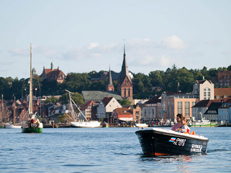 Drohnenbild der Wasserflugstation in Flensburg mit Wasserfluzeug und den Booten aus dem Bootsverleih.