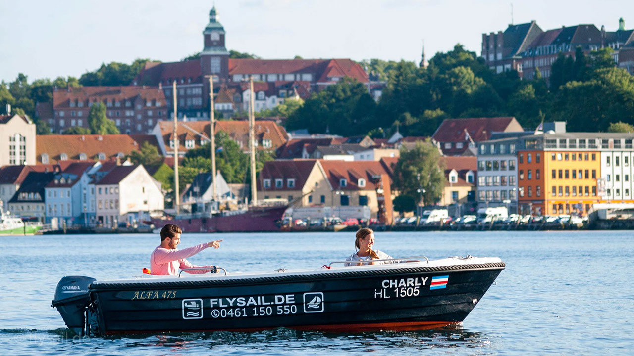 Drohnenbild der Wasserflugstation in Flensburg mit Wasserfluzeug und den Booten aus dem Bootsverleih.