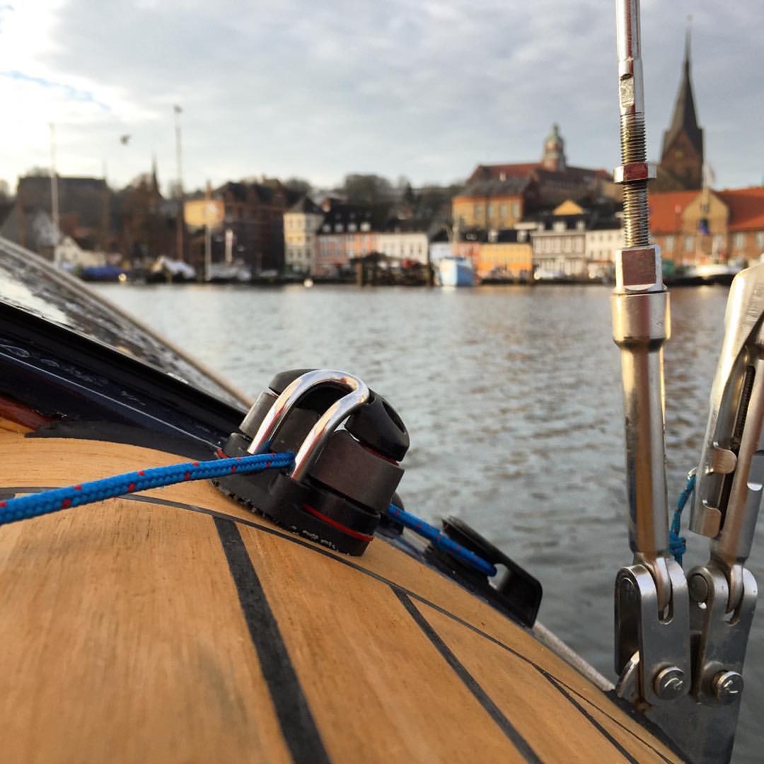 Drohnenbild der Wasserflugstation in Flensburg mit Wasserfluzeug und den Booten aus dem Bootsverleih.