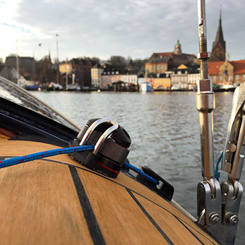 Drohnenbild der Wasserflugstation in Flensburg mit Wasserfluzeug und den Booten aus dem Bootsverleih.