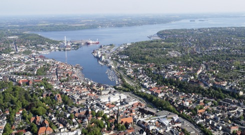 Drohnenbild der Wasserflugstation in Flensburg mit Wasserfluzeug und den Booten aus dem Bootsverleih.