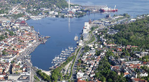Drohnenbild der Wasserflugstation in Flensburg mit Wasserfluzeug und den Booten aus dem Bootsverleih.