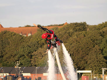 Drohnenbild der Wasserflugstation in Flensburg mit Wasserfluzeug und den Booten aus dem Bootsverleih.