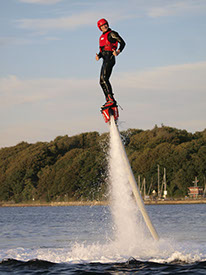 Drohnenbild der Wasserflugstation in Flensburg mit Wasserfluzeug und den Booten aus dem Bootsverleih.