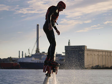 Drohnenbild der Wasserflugstation in Flensburg mit Wasserfluzeug und den Booten aus dem Bootsverleih.