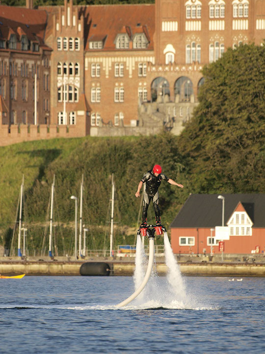 Drohnenbild der Wasserflugstation in Flensburg mit Wasserfluzeug und den Booten aus dem Bootsverleih.