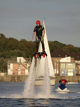 Drohnenbild der Wasserflugstation in Flensburg mit Wasserfluzeug und den Booten aus dem Bootsverleih.
