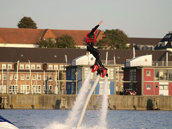 Drohnenbild der Wasserflugstation in Flensburg mit Wasserfluzeug und den Booten aus dem Bootsverleih.