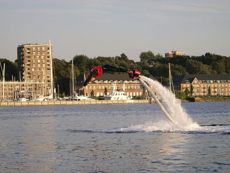 Drohnenbild der Wasserflugstation in Flensburg mit Wasserfluzeug und den Booten aus dem Bootsverleih.