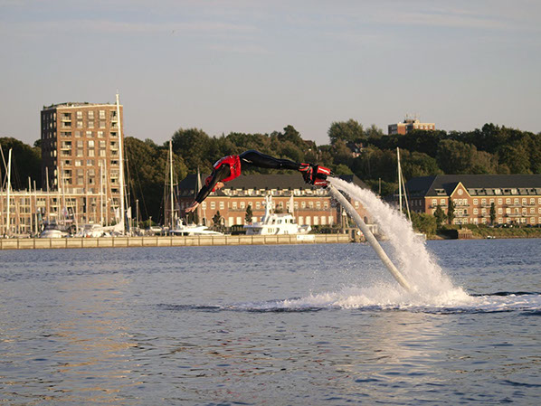 Drohnenbild der Wasserflugstation in Flensburg mit Wasserfluzeug und den Booten aus dem Bootsverleih.
