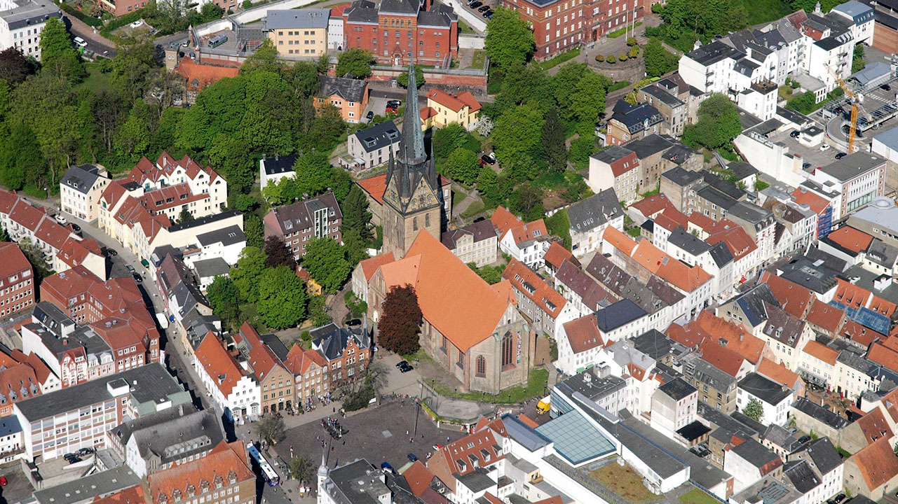 Drohnenbild der Wasserflugstation in Flensburg mit Wasserfluzeug und den Booten aus dem Bootsverleih.