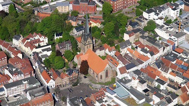 Drohnenbild der Wasserflugstation in Flensburg mit Wasserfluzeug und den Booten aus dem Bootsverleih.