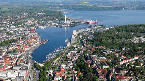Drohnenbild der Wasserflugstation in Flensburg mit Wasserfluzeug und den Booten aus dem Bootsverleih.