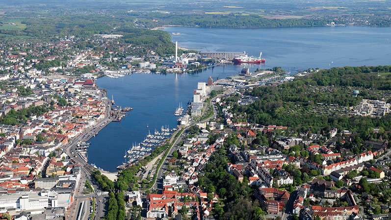Drohnenbild der Wasserflugstation in Flensburg mit Wasserfluzeug und den Booten aus dem Bootsverleih.