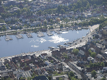 Drohnenbild der Wasserflugstation in Flensburg mit Wasserfluzeug und den Booten aus dem Bootsverleih.