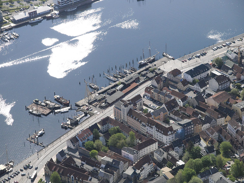 Drohnenbild der Wasserflugstation in Flensburg mit Wasserfluzeug und den Booten aus dem Bootsverleih.