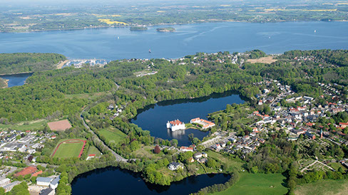 Drohnenbild der Wasserflugstation in Flensburg mit Wasserfluzeug und den Booten aus dem Bootsverleih.