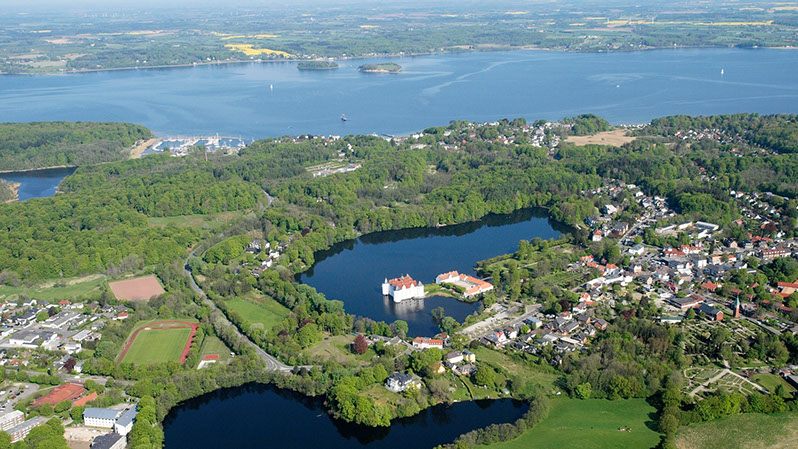 Drohnenbild der Wasserflugstation in Flensburg mit Wasserfluzeug und den Booten aus dem Bootsverleih.