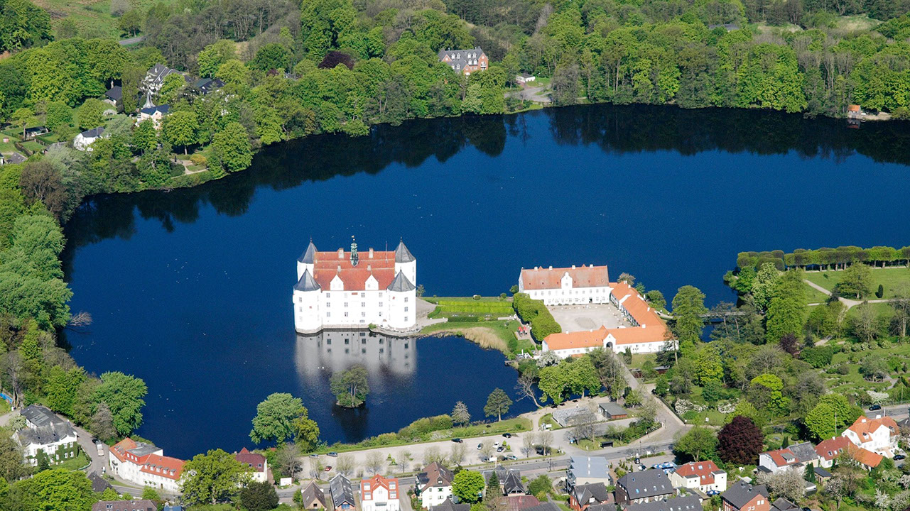 Drohnenbild der Wasserflugstation in Flensburg mit Wasserfluzeug und den Booten aus dem Bootsverleih.