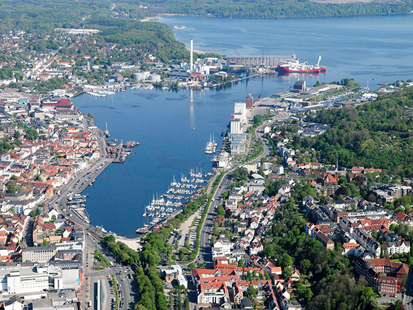 Drohnenbild der Wasserflugstation in Flensburg mit Wasserfluzeug und den Booten aus dem Bootsverleih.