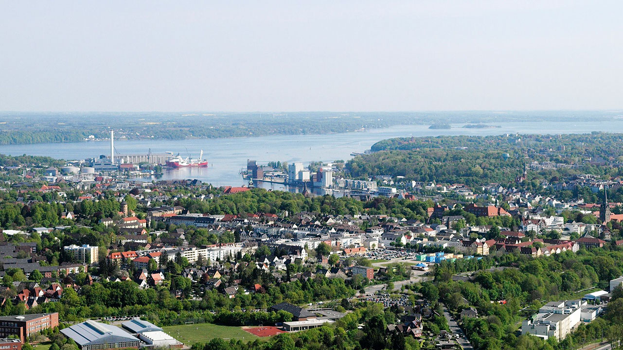 Drohnenbild der Wasserflugstation in Flensburg mit Wasserfluzeug und den Booten aus dem Bootsverleih.