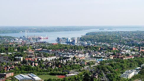 Drohnenbild der Wasserflugstation in Flensburg mit Wasserfluzeug und den Booten aus dem Bootsverleih.