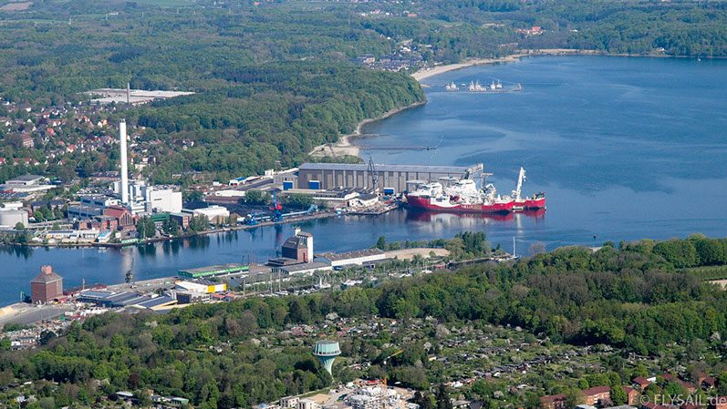 Drohnenbild der Wasserflugstation in Flensburg mit Wasserfluzeug und den Booten aus dem Bootsverleih.
