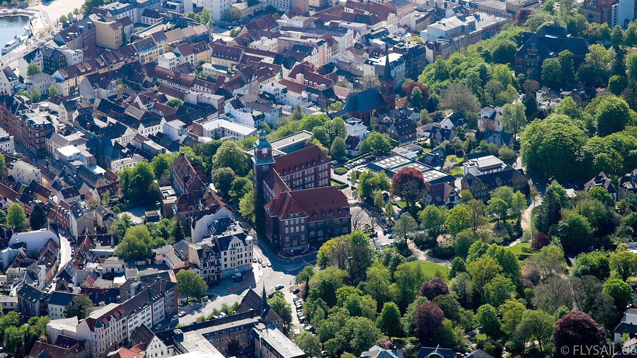 Drohnenbild der Wasserflugstation in Flensburg mit Wasserfluzeug und den Booten aus dem Bootsverleih.