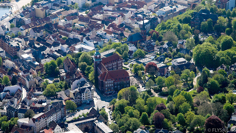 Drohnenbild der Wasserflugstation in Flensburg mit Wasserfluzeug und den Booten aus dem Bootsverleih.
