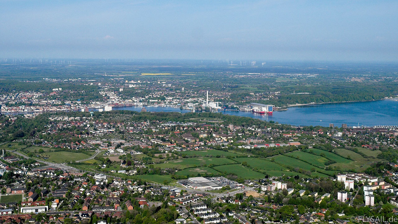 Drohnenbild der Wasserflugstation in Flensburg mit Wasserfluzeug und den Booten aus dem Bootsverleih.