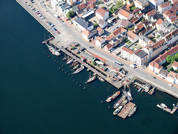 Drohnenbild der Wasserflugstation in Flensburg mit Wasserfluzeug und den Booten aus dem Bootsverleih.