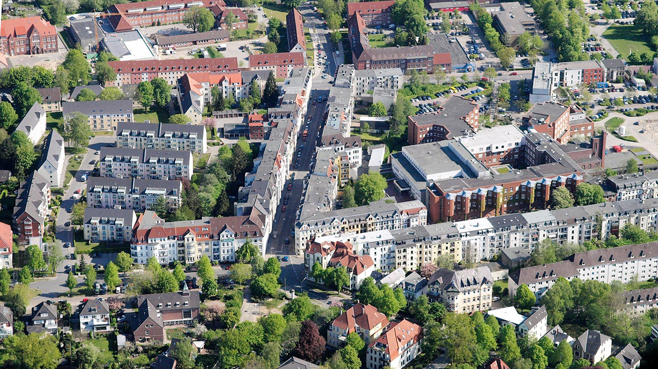 Drohnenbild der Wasserflugstation in Flensburg mit Wasserfluzeug und den Booten aus dem Bootsverleih.