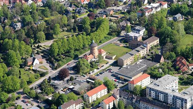 Drohnenbild der Wasserflugstation in Flensburg mit Wasserfluzeug und den Booten aus dem Bootsverleih.