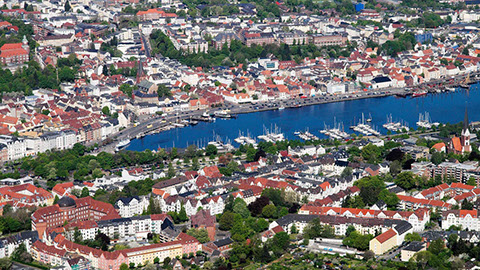 Drohnenbild der Wasserflugstation in Flensburg mit Wasserfluzeug und den Booten aus dem Bootsverleih.