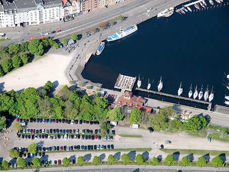 Drohnenbild der Wasserflugstation in Flensburg mit Wasserfluzeug und den Booten aus dem Bootsverleih.