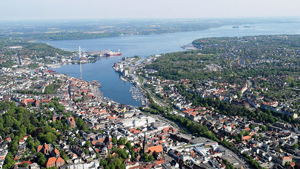 Drohnenbild der Wasserflugstation in Flensburg mit Wasserfluzeug und den Booten aus dem Bootsverleih.