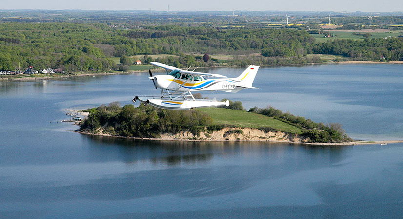Das Wasserflugzeug während eines Rundfluges über den Ochseninseln in der Flensburger Förde.