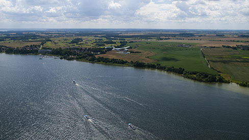 Drohnenbild der Wasserflugstation in Flensburg mit Wasserfluzeug und den Booten aus dem Bootsverleih.
